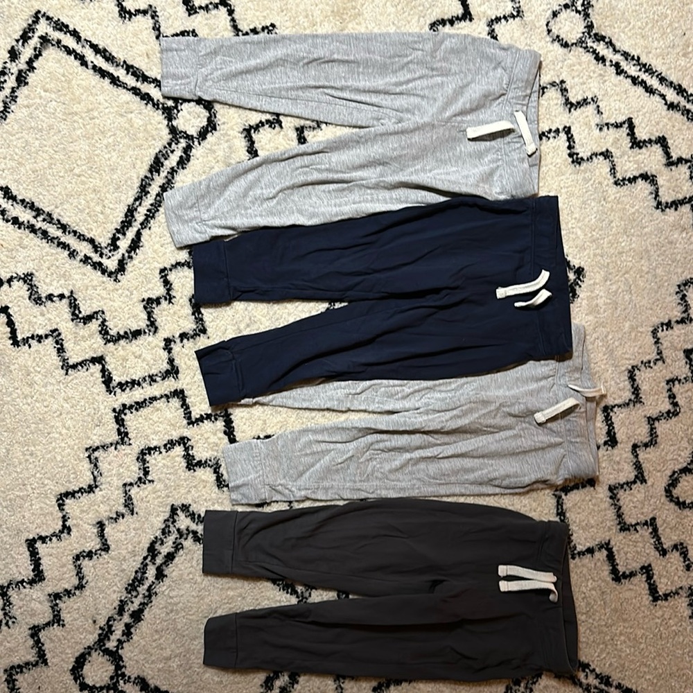 Toddler Size 3T Jersey Pants 
Good condition
5 -2 grey 1Navy, 1 Dark grey 1green